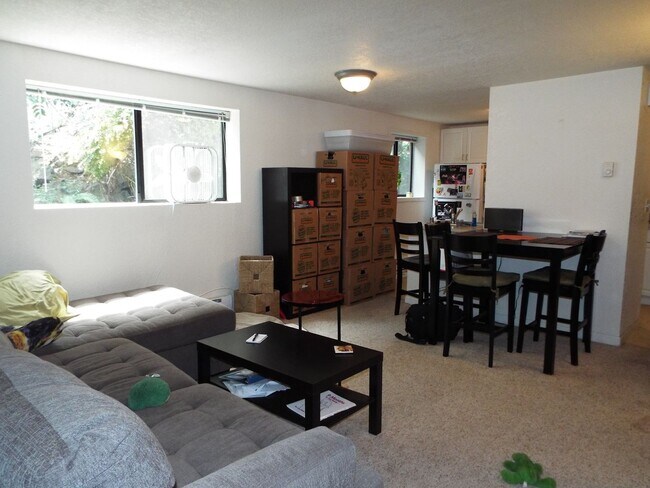 Building Photo - Queen Anne 1-Bedroom Apartment for Rent |  Pet Friendly & On-Site Laundry in Quiet 4-Unit Building