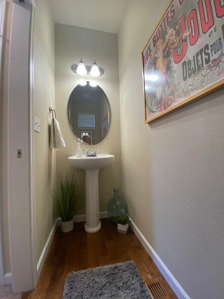 Building Photo - 4424 Edgewater Blvd NE