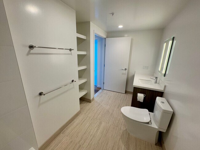 Building Photo - Brand new, high floor unit w/ 1 parking st...