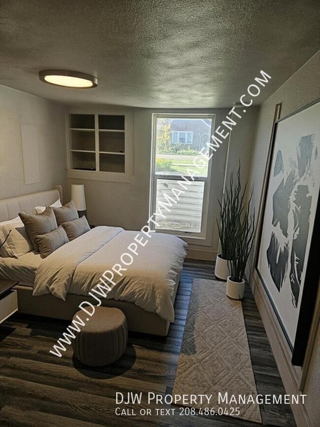 Building Photo - 506 5th Ave S