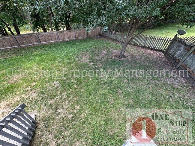 Building Photo - 3 bedroom, 2.5 bathroom home is desirable ...