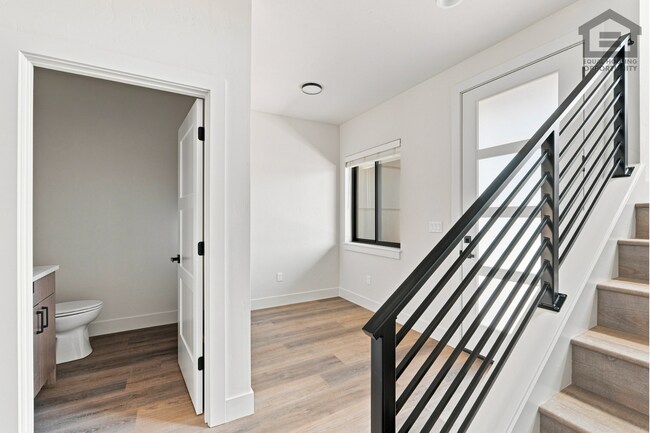 Building Photo - 2522 SW Yew Ave