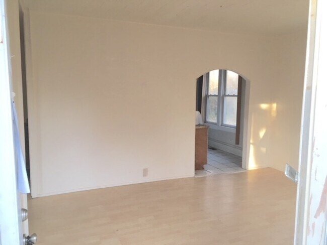 Building Photo - 906 Oval St