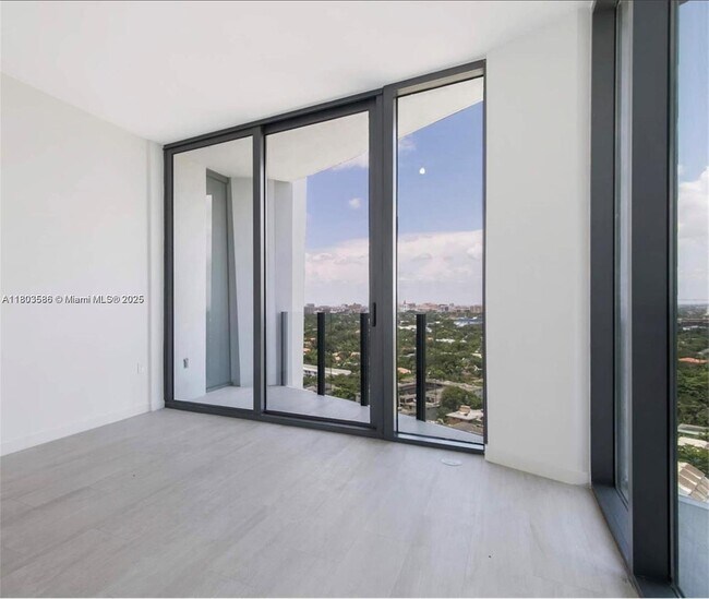 Building Photo - 2831 S Bayshore Dr