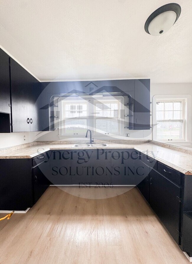 Building Photo - Unity Dr 810-812