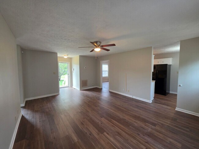 Building Photo - 1/2 OFF 1st Month's Rent!!