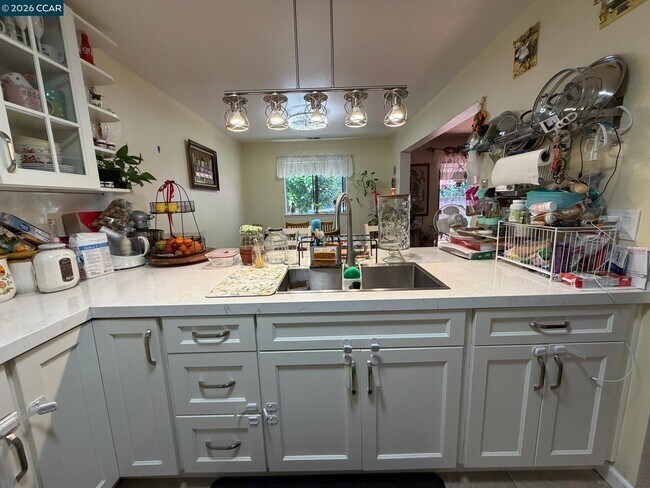 Building Photo - 6 Basin Ct