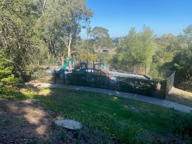 Playground , tennis courts & pool - 10 Crippleridge Ct