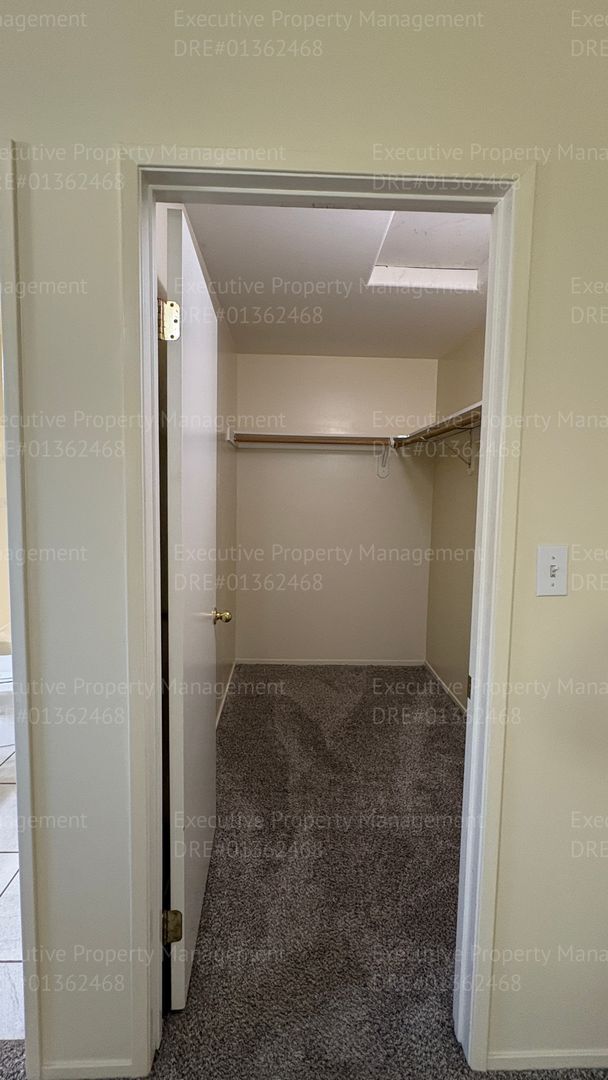 Building Photo - 4 bedroom 2 bathroom split wing home in North Bakersfield