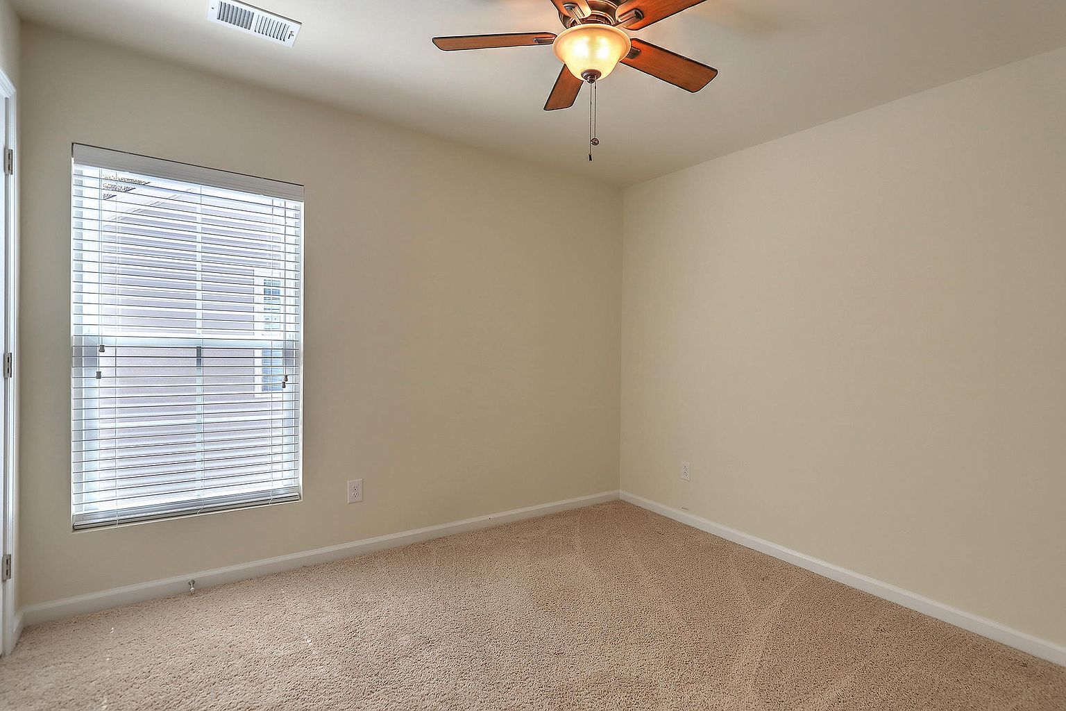 Building Photo - 1525 Oldenburg Dr