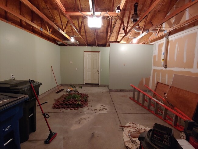 Building Photo - Large 3/2 in the Singing Hills Neighborhoo...