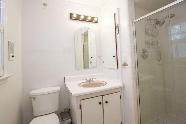 Building Photo - Retro Ranch only minutes from downtown Sou...