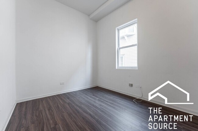 Building Photo - Spacious 4BR/2BA in Logan Square — Steps f...