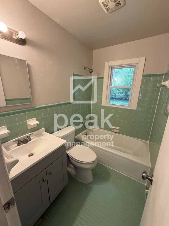 Building Photo - $1,199! 3Bed/ 1 Bath House! North of Birmingham! Save 50% off the first full month's rent. Apply ...