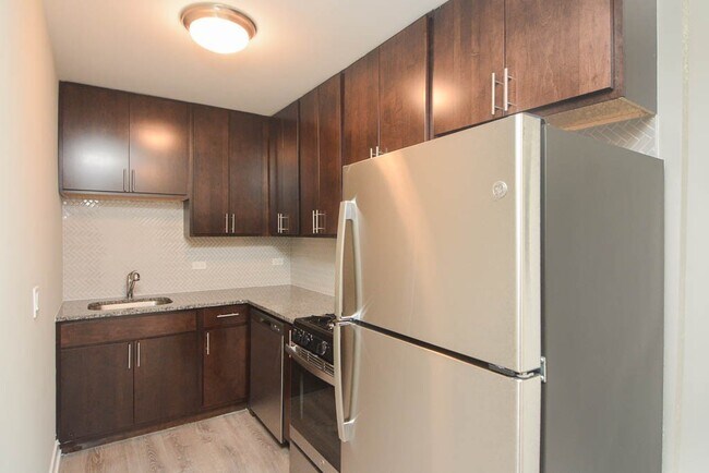 Building Photo - 533 W Surf St