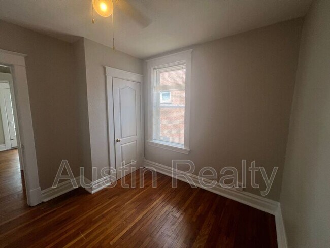 Building Photo - 1018 Commodore Dr
