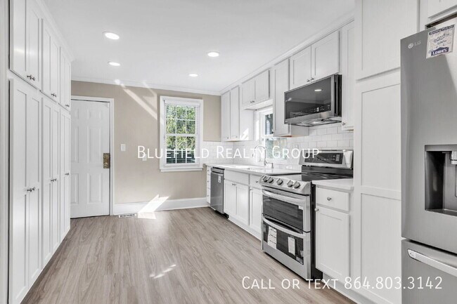 Building Photo - 25 Celand St