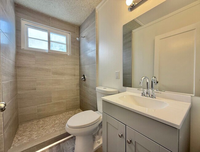 Building Photo - 4 Bedroom / 1.5 Bathroom Home on a Large L...