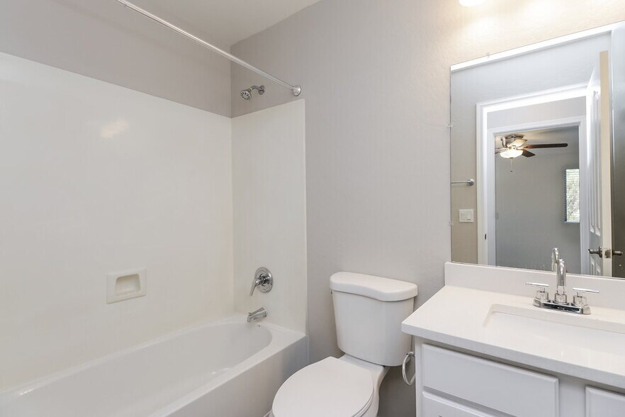 Building Photo - 39173 Kelly Cir