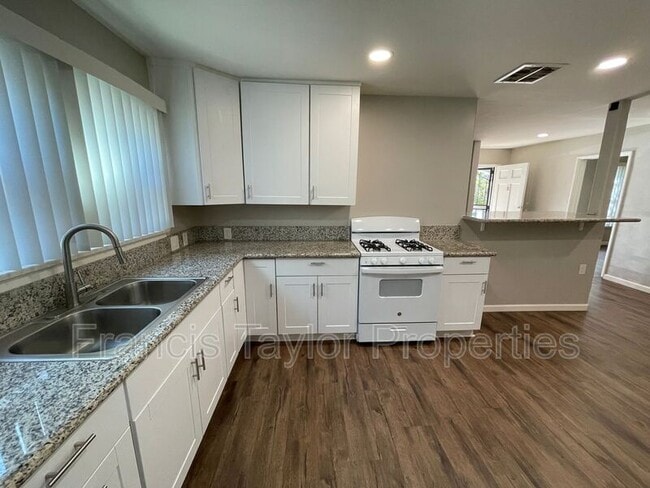 Building Photo - 218 W 8th Ave