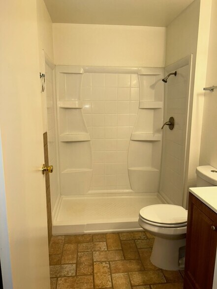 Building Photo - 4060 Oakhill Ave