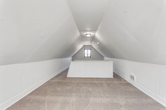 Building Photo - Updated House for Rent in Carrick!