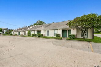 Building Photo - 402 Lee Dr