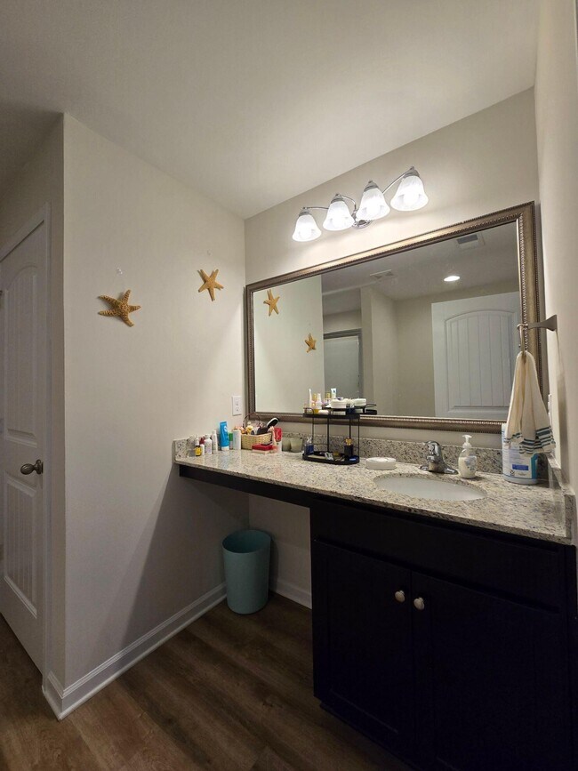 Building Photo - 1922 Flagpole Dr