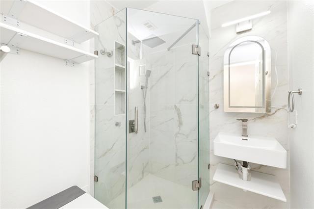 Building Photo - 5909 Vineyard Ln