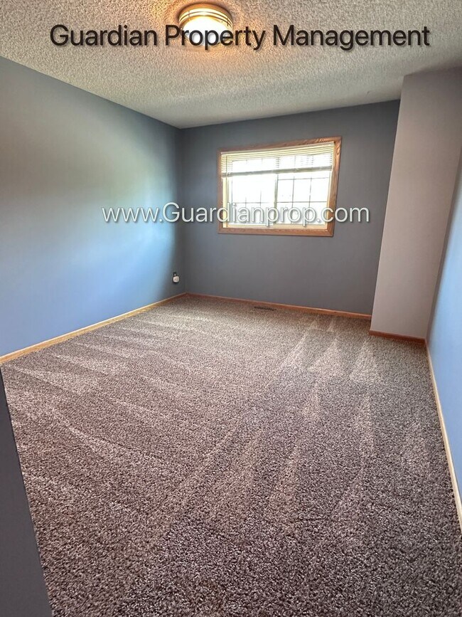 Building Photo - Apple Valley 2 Bedroom Town Home, Patio, Fireplace, 1 Car Garage, AC, New Carpet