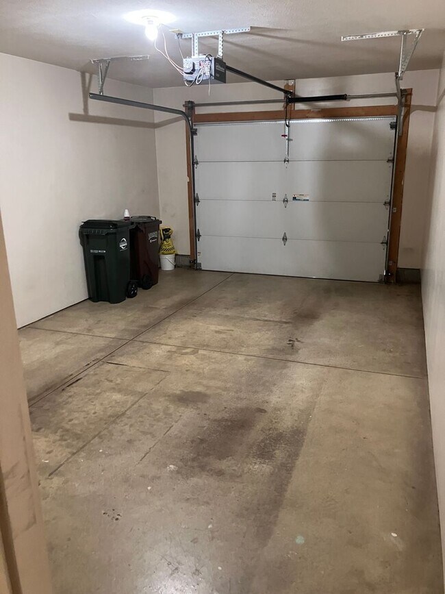 Building Photo - Charming 2-Bedroom Ranch in Peaceful Piqua Neighborhood!