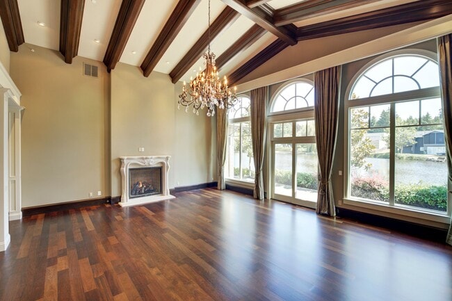 Building Photo - 4Bd+Den/4.5Ba Clyde Hill House