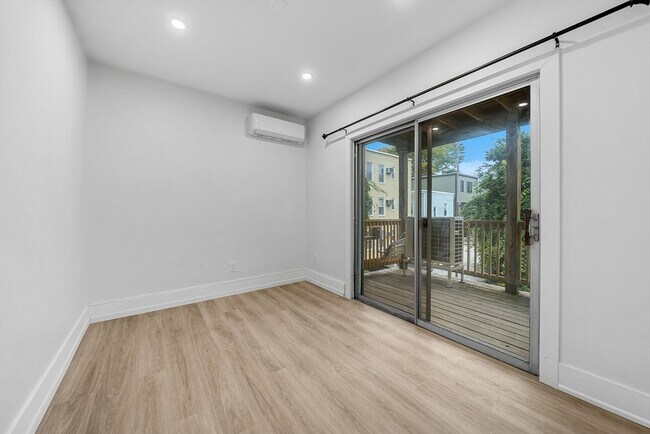 Building Photo - 92 Willow St