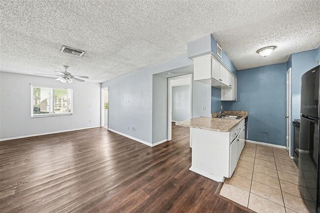 Building Photo - 550 Golden Raintree Pl