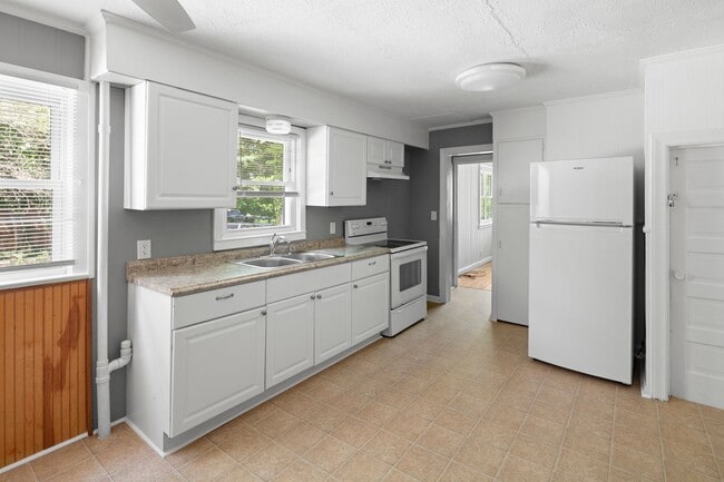 Building Photo - Lovely Two-Story West Asheville Apartment