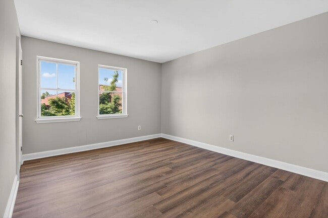 Building Photo - Bright 1 Bedroom Home with Refreshed Interior & In-Unit Laundry