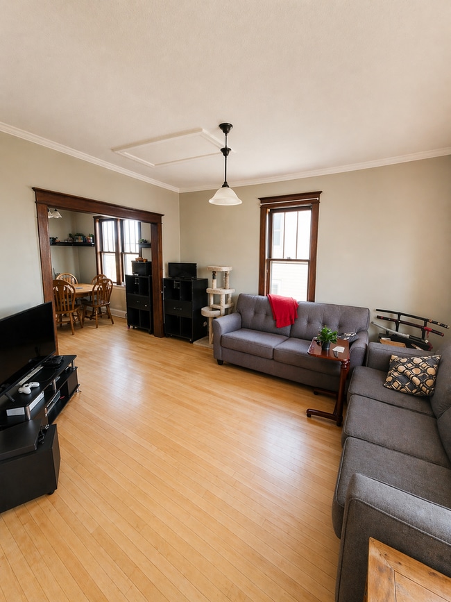 Building Photo - AVAILABLE JUNE - 3 Bed 1 Bath w/ Bonus Attic Hangout