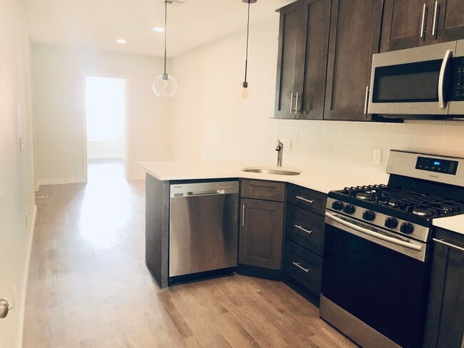 Building Photo - 347 7th St