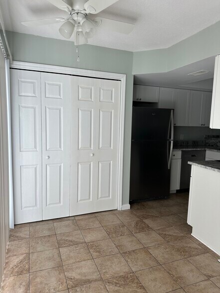 Building Photo - 100 Shadow Moss Pl