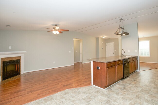 Building Photo - "Charming 3 Bed, 2 Bath Home in Spring Lak...