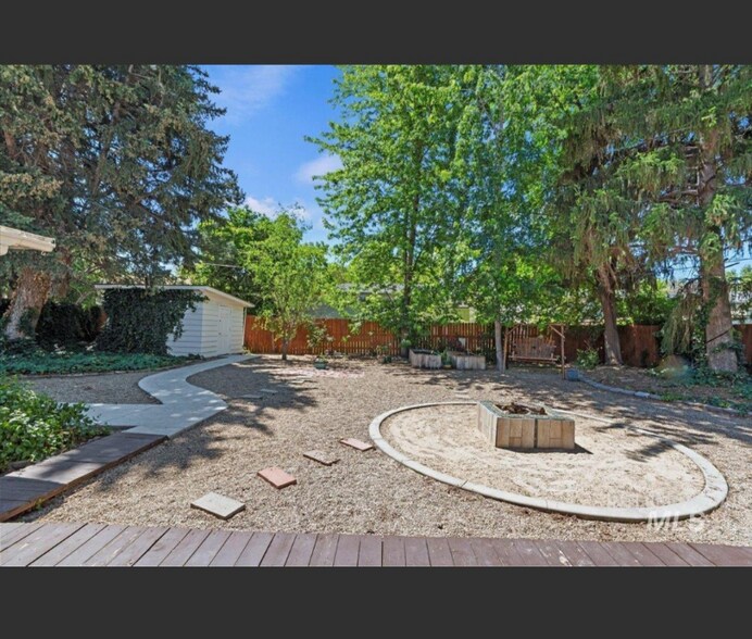 Primary Photo - 425 W Pine Ave