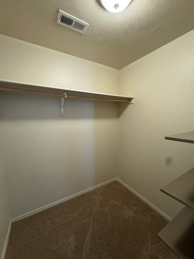 Building Photo - Beautiful 4 Bedroom, 2.5 Bathroom Home