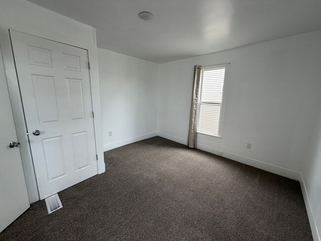 Building Photo - 4 Bedroom updated home in Grand Rapids