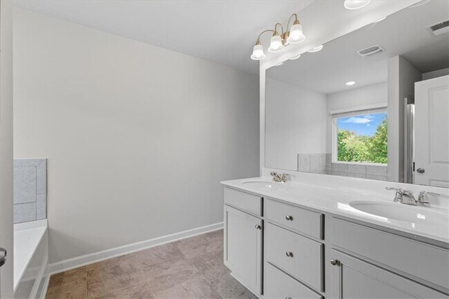 Building Photo - 2832 Saratoga Lake View