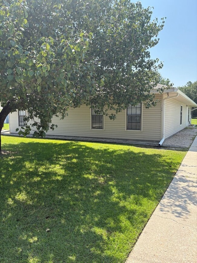 Building Photo - Waveland Duplex