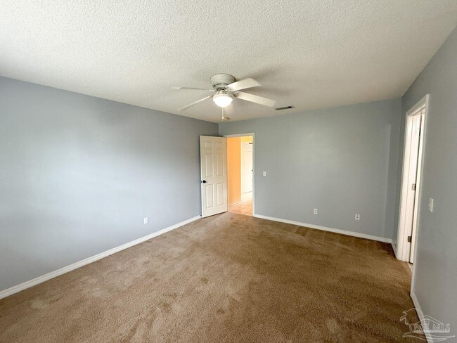 Building Photo - 10609 Creek Ridge Dr
