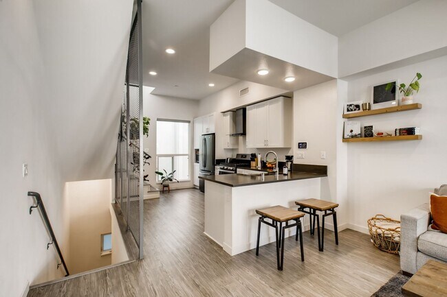 Building Photo - Beautiful Modern Home for Rent in San Diego – Prime Location!