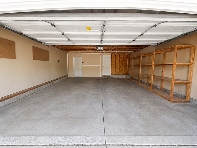 Building Photo - 8814 N Farmdale St