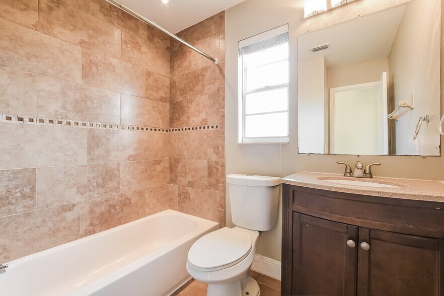 Building Photo - 713 Fenwick Dr