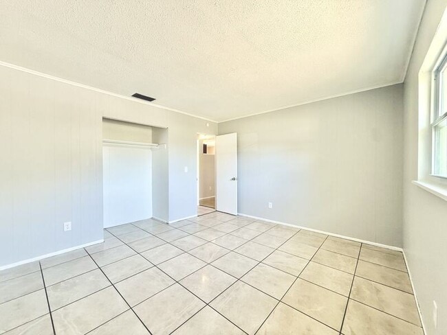 Building Photo - 605 64th Ave W